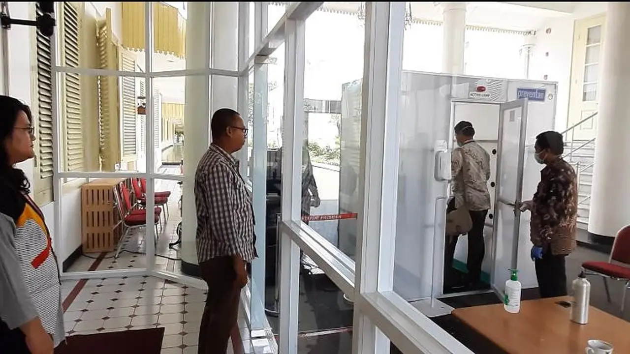 Tamu Istana Kepresidenan diwajibkan masuk ke ruang disinfektan sebagai langkah mencegah penyebaran Covid-19.