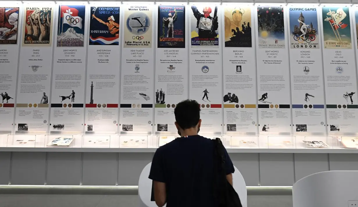 Seorang pria melihat pameran Museum Olimpiade Athena yang baru pada 25 Mei 2021. Kompleks dibuka untuk umum pada 14 Mei setelah berulang kali menunda peresmiannya karena COVID-19. (Aris MESSINIS/AFP)
