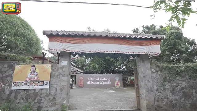 7 Potret Halaman Rumah Mandra yang Luas, Ada Warung Makan Betawi Autentik