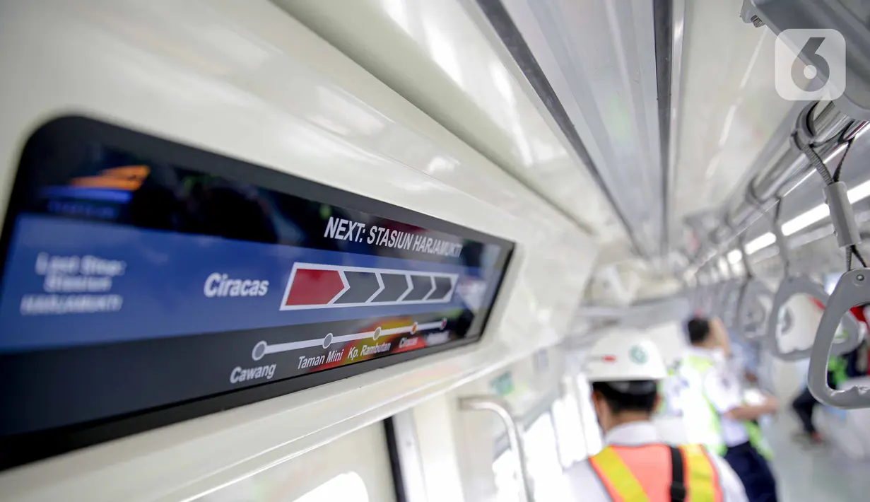 Suasana gerbong kereta listrik saat uji coba di stasiun LRT TMII, Jakarta, Rabu (11/11/2020). Tes dilakukan mulai dari uji kelayakan hingga kebisingan. Ditargetkan LRT Jabodebek beroperasi pertengahan 2022. (Liputan6.com/Faizal Fanani)