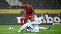 Penyerang Borussia Monchengladbach, Alassane Plea (jersey putih), masuk dalam daftar bidikan Manchester United (AFP/Ina Fassbender)