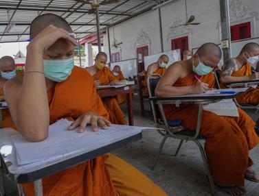 Para Biksu di Thailand Ikuti Tes Bahasa Pali Liturgi