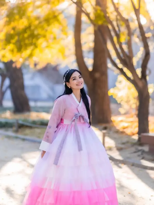 Penampilan Titi Kamal pun disempurnakan dengan tatanan half up do dan aksesori berupa flower crown. [@titi_kamall]