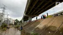 Petugas pemadan kebakaran menyedot air banjir di kawasan Cipinang Melayu, Jakarta, Minggu (21/2/2021). Suku Dinas Pemadam Kebakaran Jakarta Timur mengerahkan 20 mobil pompa untuk menyedot air yang membanjiri RW 04 Kelurahan Cipinang Melayu untuk mengurangi debit air. (Liputan6.com/Faizal Fanani)
