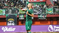 Pemain Persebaya Surabaya, Leo Lelis merayakan gol ke gawang Madura United dalam lanjutan BRI Liga 1 2022/2023, Minggu (29/1/2023). (Bola.com/Wahyu Pratama)