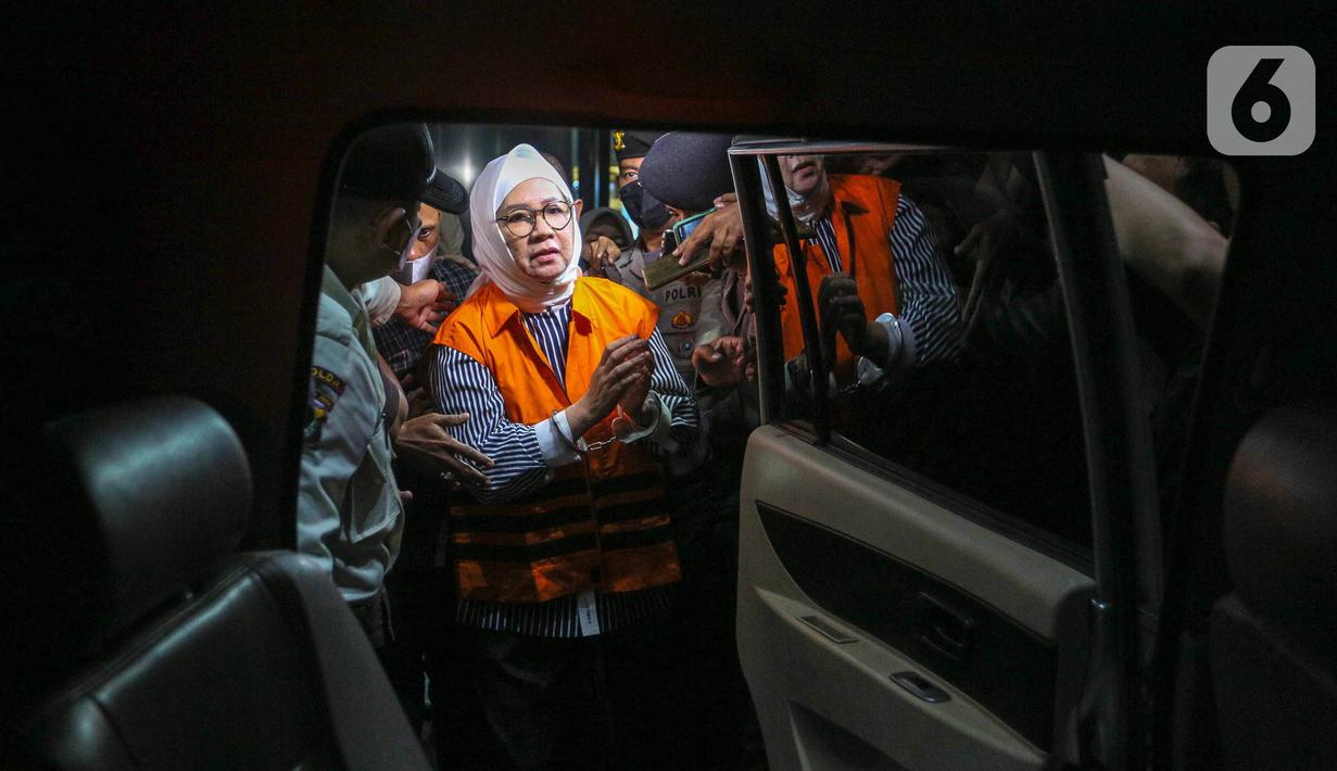 Mantan Direktur Utama (Dirut) Pertamina Karen Agustiawan langsung digelandang masuk mobil tahanan KPK. (Liputan6.com/Faizal Fanani)