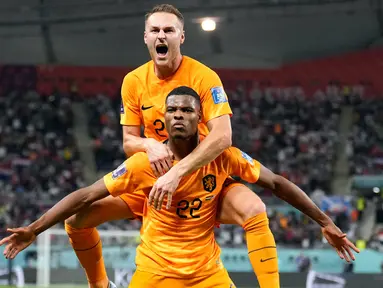 Pemain Belanda Denzel Dumfries (bawah) diberi selamat setelah mencetak gol gawang Amerika Serikat pada pertandingan sepak bola babak 16 besar Piala Dunia 2022 di Stadion Internasional Khalifa, Doha, Qatar, 3 Desember 2022. Belanda melaju ke perempat final Piala Dunia 2022 usai menaklukkan Amerika Serikat dengan skor 3-1.
 (AP Photo/Ashley Landis)