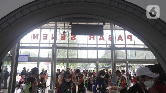 Mudik Lebih Awal di Stasiun Pasar Senen