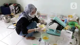 Mantan pegawai KPK bidang Humas, Tata Khoiriyah bersiap membuat adonan di tempat pembuatan kue kering miliknya, Jakarta, Kamis (21/10/2021). Aktivitas berbisnis kue kering digeluti Tata Khoiriyah sambil terus melanjutkan perlawanan terhadap pemecatan. (Liputan6.com/Helmi Fithriansyah)