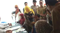 Kisah Haru Penerima Bansos Ketika Pertama Kali Pegang Kartu ATM