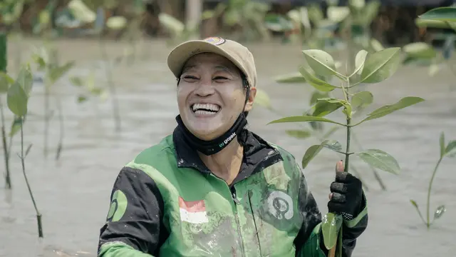 Penanaman Pohon di Taman Konservasi Mangrove Pesisir Bedono (Dok. Gojek)