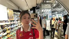 Shafeea Ahmad memadukan warna rambut hitam dengan cat rambut berwarna pirang terang.  Kombinasi warna ini memberikan kesan modern dan berani, menunjukkan sisi kreatif putri dari pasangan selebriti tersebut. Gaya rambut ini dianggap mencerminkan kepribadian Shafeea yang percaya diri dan ekspresif. (Liputan6.com/IG/@shafeeamd_)