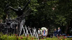 Raja Belanda Willem-Alexander dan Ratu Maxima meletakkan karangan bunga pada monumen perbudakan setelah meminta maaf atas peran kerajaan dalam perbudakan di Amsterdam, Belanda, Sabtu (1/7/2023). (Remko de Waal/Pool Photo via AP)