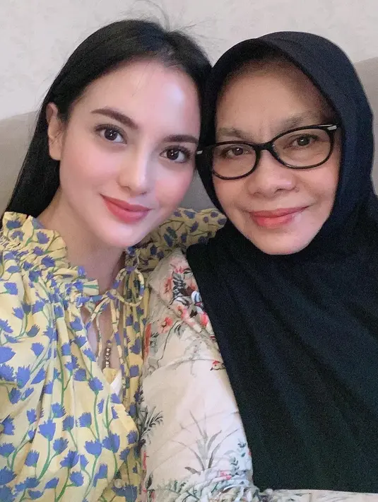 Ibunda Ririn Ekawati meninggal dunia pada 2 Desember 2020 lalu karena Covid-19. Dimakamkan dengan protokol yang dianjurkan, Ibnu Jamil juga lah yang mendampingi selama prosesi pemakaman. (Instagram/ibnujamilo)