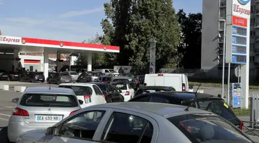 Pengemudi berbaris saat mereka menunggu untuk membeli bensin di sebuah stasiun, di Lille, Prancis utara, Jumat, 7 Oktober 2022. Pemerintah Prancis mengatakan awal pekan ini bahwa Prancis telah memanfaatkan cadangan bahan bakar strategisnya untuk memasok pompa bensin yang telah mengering. (AP Photo/Michel Spingler)