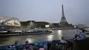 Sebanyak 205 kontingen dari negara peserta mengikuti defile pembukaan Olimpiade Paris 2024 dengan menggunakan 85 kapal menyusuri sungai Seine sejauh 6 km dari jembatan Austerlitz menuju Trocadero, dekat Menara Eiffel. (Manan VATSYAYANA / AFP)