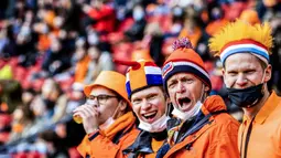 Para Suporter Belanda memberi dukungan saat Belanda menghadapi Latvia dalam laga Kualifikasi Piala Dunia 2022 Zona Eropa Grup G di Johan Cruijff Arena, Amsterdam, Sabtu (27/3/2021). Belanda menang 2-0 atas Latvia. (AFP/Remko de Waal/ANP)