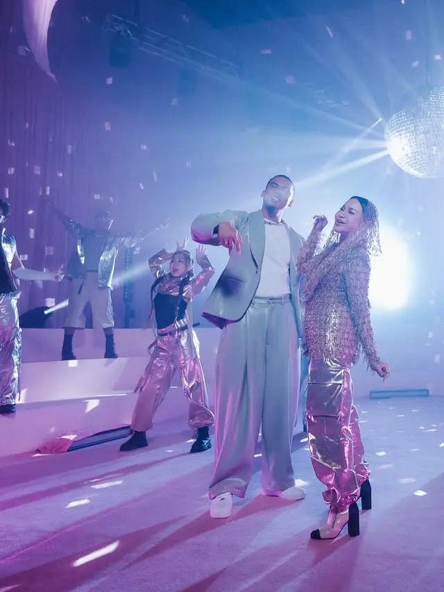 Rossa di Video Klip Terbaru Single Sinaran dengan atasan gold. [Dok. @agrasuseno]