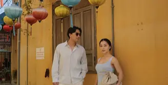 Di salah satu sudut kota tua yang terkenal dengan dinding kuning dan lampion warna-warni, Nikita tampil feminin dalam balutan midi dress sleeveless berwarna abu-abu lembut. [@nikitawillyofficial94].