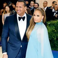 Jennifer Lopez dan Alex Rodriguez dikabarkan tengah bahagia menati kehadiran anak kembarnya. Benarkah itu? (AP Photo)