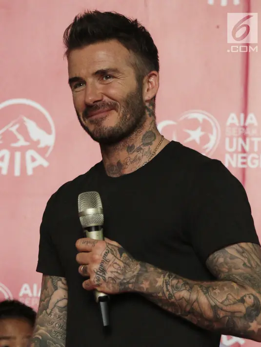 Mantan bintang sepak bola Inggris David Beckham memberikan sambutan pada acara AIA Sepak Bola untuk Negeri di Jakarta, Minggu (25/3). David tampil di Stadion Soemantri Brodjonegoro untuk membagikan 10 ribu bola. (Liputan6.com/Herman Zakharia)