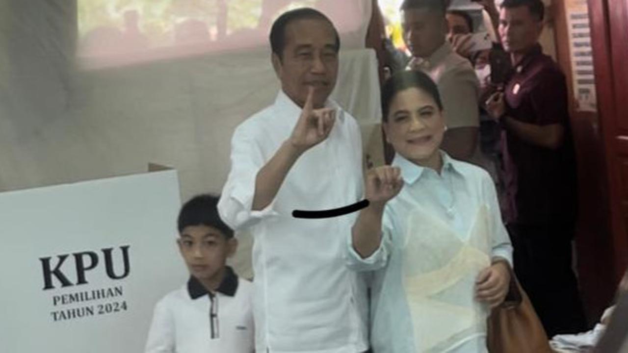 Ditemani Jan Ethes, Jokowi dan Iriana Nyoblos di TPS 12 Sumber Solo
