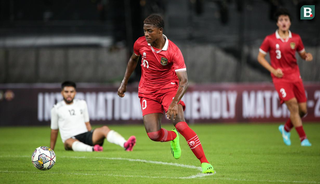 <p>Pemain Timnas Indonesia U-20, Hugo Samir menggiring bola melewati pemain Timnas Fiji U-20 pada laga International Friendly Match U-20 di Stadion Utama Gelora Bung Karno (SUGBK), Jakarta, Jumat (17/02/2023). Timnas Indonesia U-20 menang dengan skor 4-0. (Bola.com/Bagaskara Lazuardi)</p>
