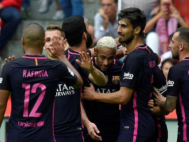 Para pemain Barcelona merayakan gol yang dicetak Neymar (tengah) saat melawan Sporting Gijon pada lanjutan La Liga Spanyol di Stadion El Molinon, Gijon, Sabtu (24/9/2016) WIB. (REUTERS/Eloy Alonso)