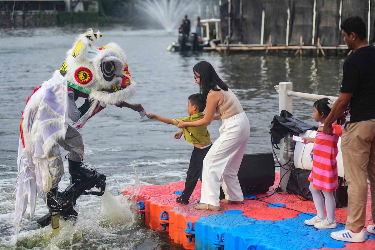 FOTO: Aerial Lion Dance Semarakkan Festival Imlek Jakarta 2026