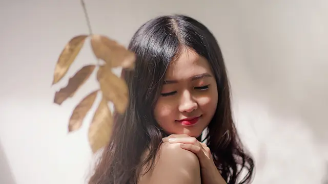 ilustrasi manfaat ekstrak bunga sakura pada produk kecantikan/Min An/shutterstock