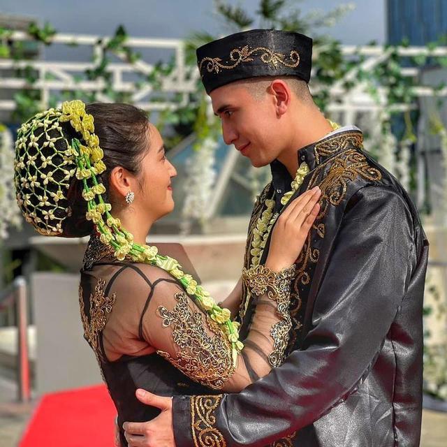 6 Potret Verrell dan Ranty Maria Pakai Baju Pengantin Adat Jawa, Curi Perhatian