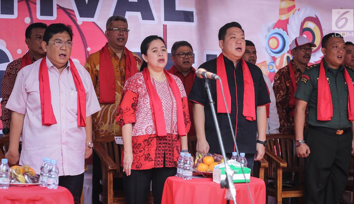 Menko PMK Puan Maharani didampingi politikus PDI Perjuangan Utut Adianto dan Charles Honoris menyanyikan lagu Indonesia Raya pada pembukaan Festival Cap Go Meh 2570 di Seasons City, Jakarta,  Minggu (24/3). (Liputan6.com/Fery Pradolo)