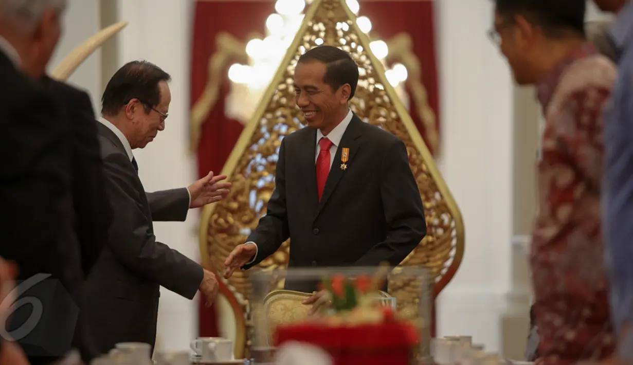 Presiden Joko Widodo (tengah) menyambut hangat kedatangan Mantan Perdana Menteri (PM) Jepang Yasuo Fukuda bersama rombongan pengusaha Jepang saat berkunjung ke Istana Negara, Jakarta, Rabu (27/5/2015). (Liputan6.com/Faizal Fanani)