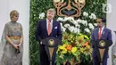 Raja Belanda Willem Alexander (tengah) didampingi Ratu Maxima Zorreguieta Cerruti (kiri) dan Presiden Joko Widodo (kanan) menyampaikan keterangan di Istana Bogor, Jawa Barat, Selasa (10/3/2020). Raja dan Ratu Belanda mengunjungi Indonesia untuk peningkatan kerja sama. (Liputan6.com/Faizal Fanani)