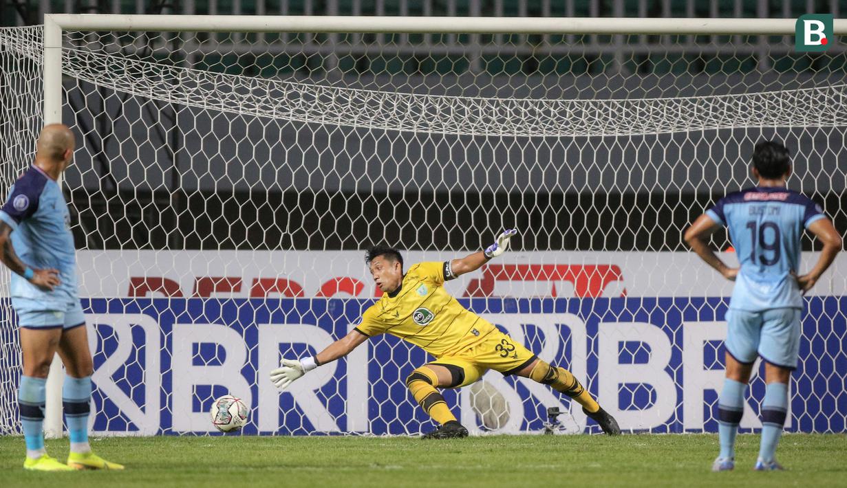 Kiper Persela Lamongan, Dwi Kuswanto gagal menangkap bola tendangan penalti penyerang Persija Jakarta, Marko Simic dalam laga pekan ke-4 BRI Liga 1 2021/2022 di Stadion Pakansari, Bogor, Jumat (24/09/2021). Persela kalah 1-2. (Bola.com/Bagaskara Lazuardi)