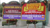 Karangan bunga dari komunitas warga Malang untuk Presiden Jokowi di halaman Istana Kepresidenan, Jakarta