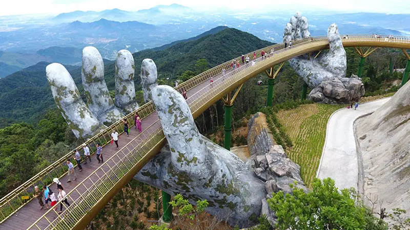 7 Foto Megahnya Jembatan Emas, Tempat Wisata Terbaru di Vietnam