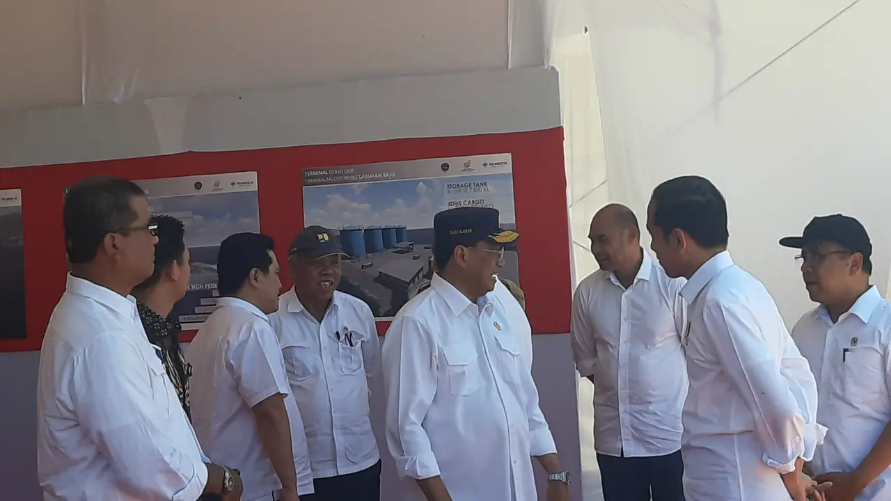 Menhub Budi Karya Sumadi menemani Presiden Jokowi menyambangi Pelabuhan Multifungsi di Labuan Bajo