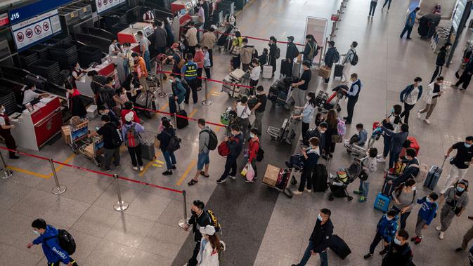 Orang-orang mengantre check-in untuk penerbangan domestik menjelang liburan 