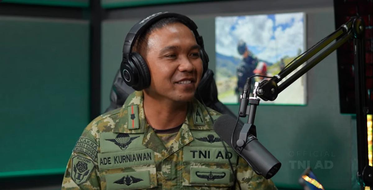 Mayor Inf Ade Kurniawan Penerjun Bawa Bendera TNI AD