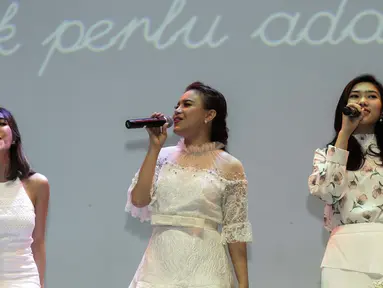 Penyanyi Gisella Anastasia (kiri), Rossa (tengah), dan Isyana Sarasvati (kanan) saat bernyanyi bersama dalam acara konferensi pers Brand Ambassador Oriflame di Jakarta, Kamis (1/2). (Liputan6.com/Faizal Fanani)