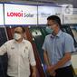 (Ki-Ka) Managing Director Utomo SolaRUV Anthony Utomo dan Vice President of APAC Longi Green Energy Technology Co.Ltd Chin Lee berbincang pada peluncuran Solarprenuer SolaRUV Partner di Jakarta. (Liputan6.com/HO)