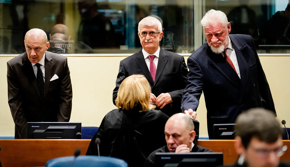 Mantan Jenderal perang Kroasia Bosnia, Slobodan Praljak bersiap mengikuti persidangan di Den Haag, Rabu (29/11). Praljak sebelumnya mengajukan banding atas hukuman 20 tahun penjara yang diterimanya. (Robin van Lonkhuijsen,Pool Photo via AP)