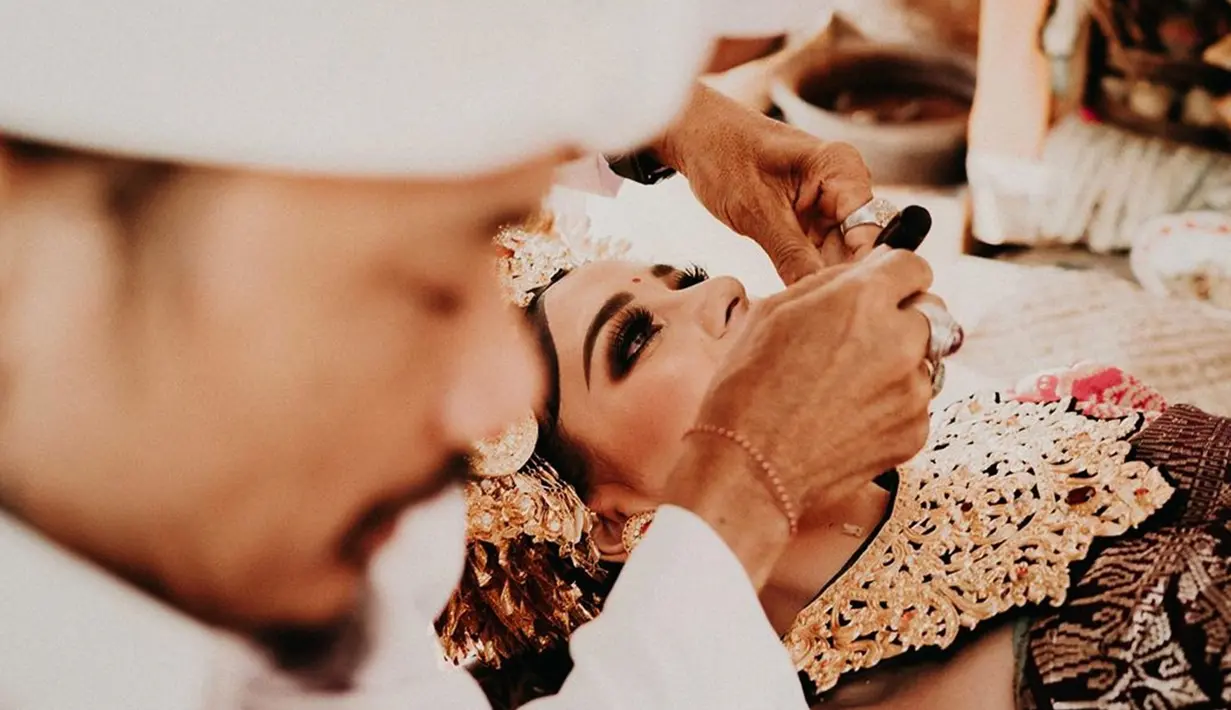 Salah satu tujuan dari ritual potong gigi ini adalah untuk memutuskan hubungan dengan naluri binatang dan menunjukkan kepada orang lain bahwa individu tersebut cukup umur untuk menikah. Biasanya ritual seperti ini sangat mahal biayanya. (Liputan6.com/IG/@ncdpapl)