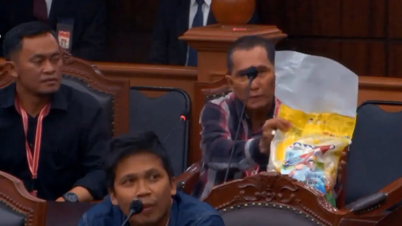 Salah seorang saksi Ganjar-Mahfud bernama Suprapto mengaku terjadi dugaan politik uang dengan pembagian bantuan sosial (bansos) pada masa kampanye Pilpres 2024.