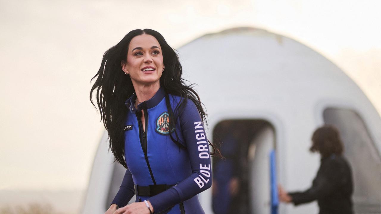 Katy Perry sujud syukur saat kembali ke Bumi dari luar angkasa