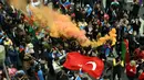 Rakyat Azerbaijan mengibarkan bendera nasional dan Turki di Baku, Azerbaijan, Selasa (10/11/2020). Armenia dan Azerbaijan mengumumkan perjanjian damai untuk menghentikan pertempuran atas wilayah Nagorno-Karabakh di Azerbaijan berdasarkan pakta yang ditandatangani dengan Rusia. (AP Photo)