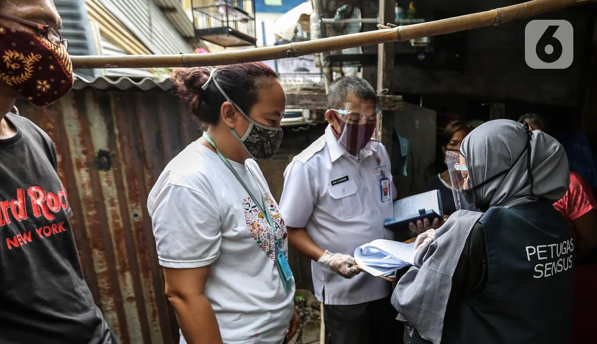 Petugas BPS melakukan sensus penduduk secara langsung ke permukiman warga Pademangan Barat, Jakarta, Rabu (2/9/2020). Sebelumnya, sebanyak 54,1 juta penduduk terdaftar dalam sensus penduduk yang dilaksanakan secara daring sejak 15 Februari 2020 hingga 29 Mei 2020. (Liputan6.com/Johan Tallo)