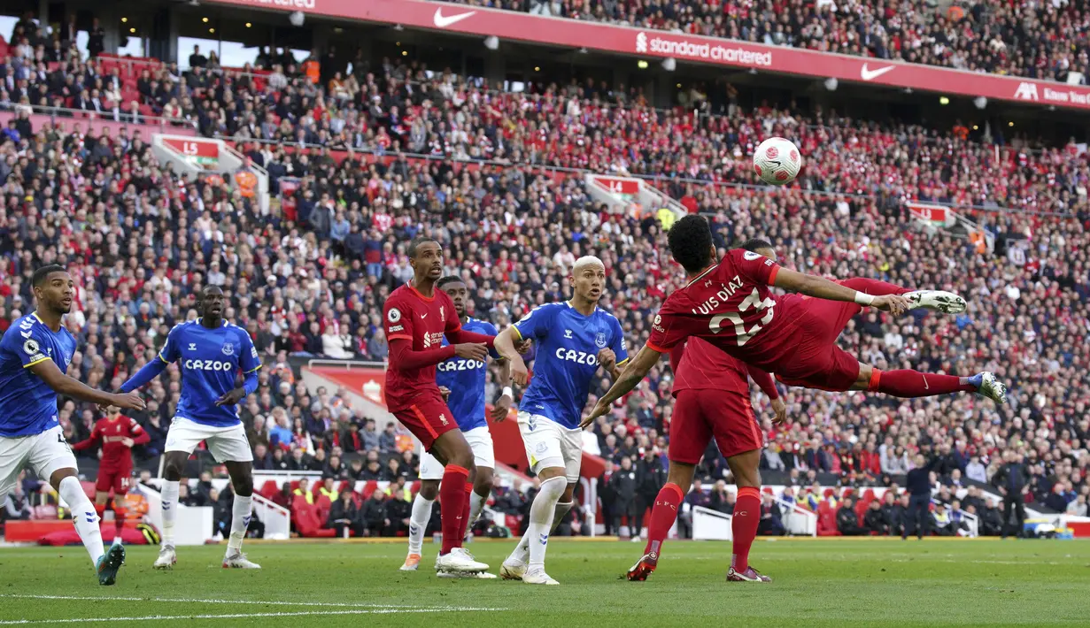 <p>Penyerang Liverpool, Luis Diaz (kanan) membantu rekan setimnya Divock Origi untuk mencetak gol ke gawang Everotn selama pertandingan lanjutan Liga Inggris di stadion Anfield di Liverpool, Inggris, Minggu (24/4/2022). Liverpool menang atas Everton dengan skor 2-0. (Peter Byrne/PA via AP)</p>