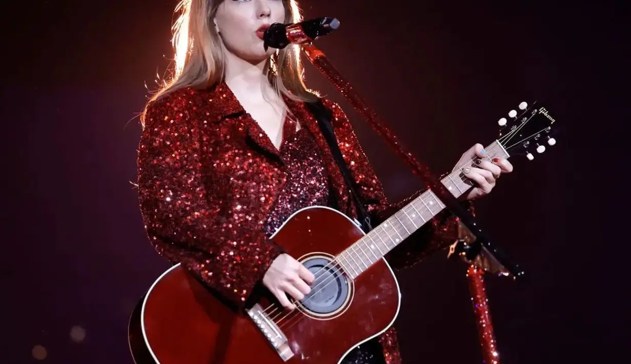 Kali ini, Taylor Swift tampil dalam balutan outfit berwarna favoritnya, merah. Sequin blazer merah dengan bagian belakang lebih panjang ini dipadunya dengan celana pendek sequin hitam yang serasi. Foto: Instagram.